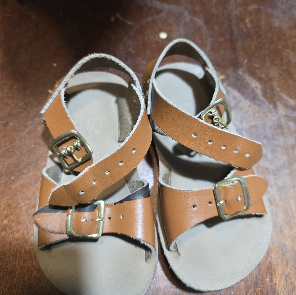 Little girl shoe size 6 tan